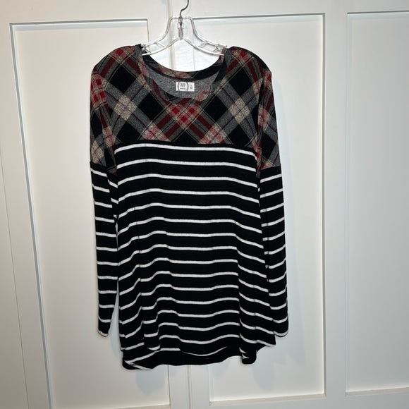 Maurices plaid and striped 24/7 top - Picture 2 of 10